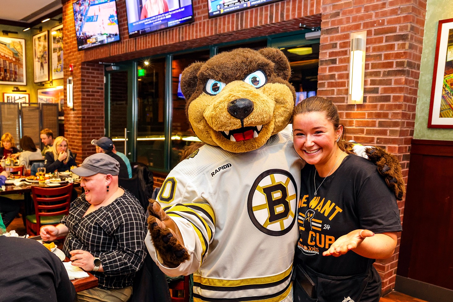 🏒 Catch every Bruins game at Jake n JOES with in-game sound ON. Big hits, big screens, big energy 🍻🖤💛