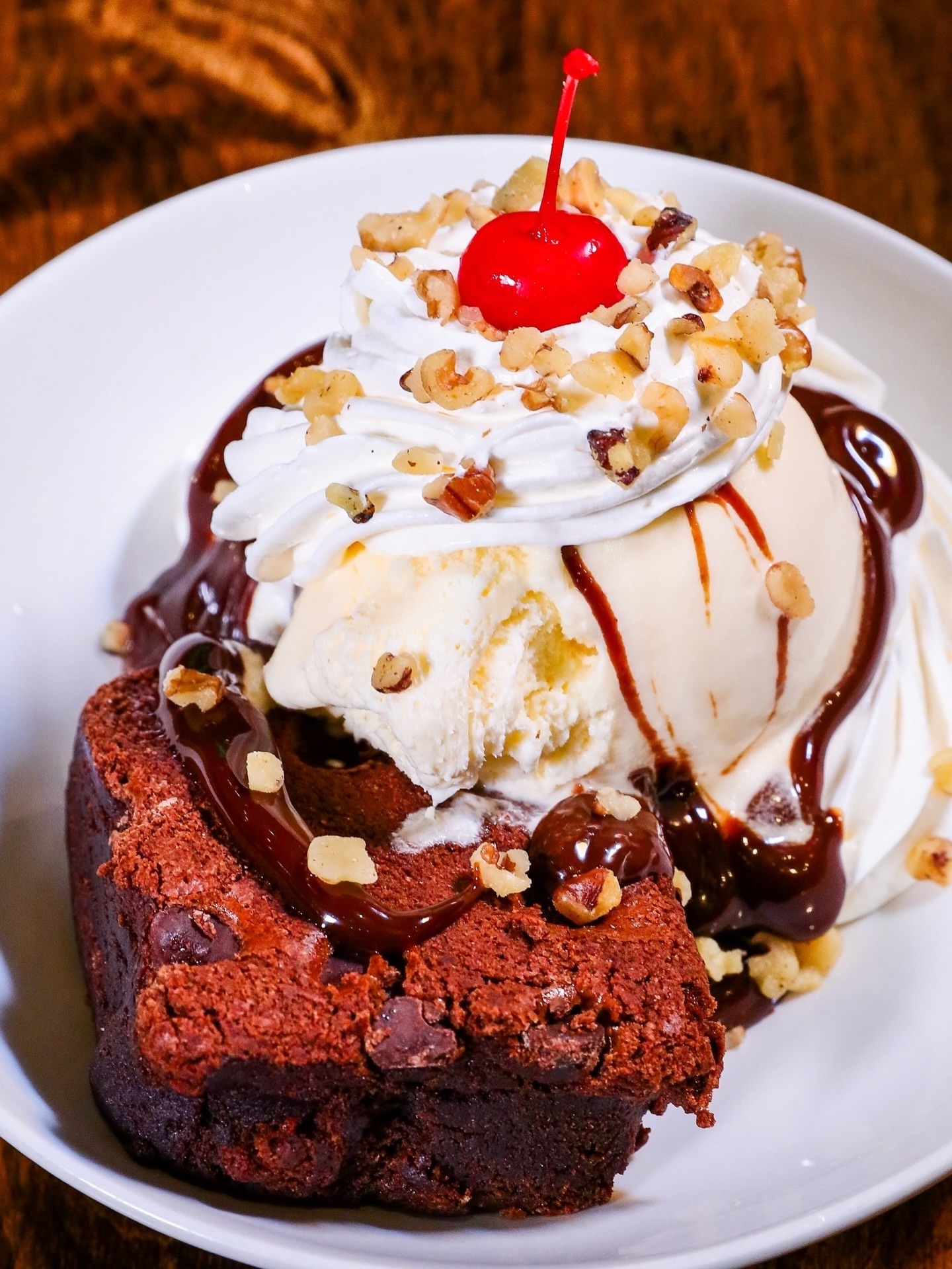 Warm brownie, cold ice cream, no regrets.

Send this to the friend who says they don’t like dessert 😋